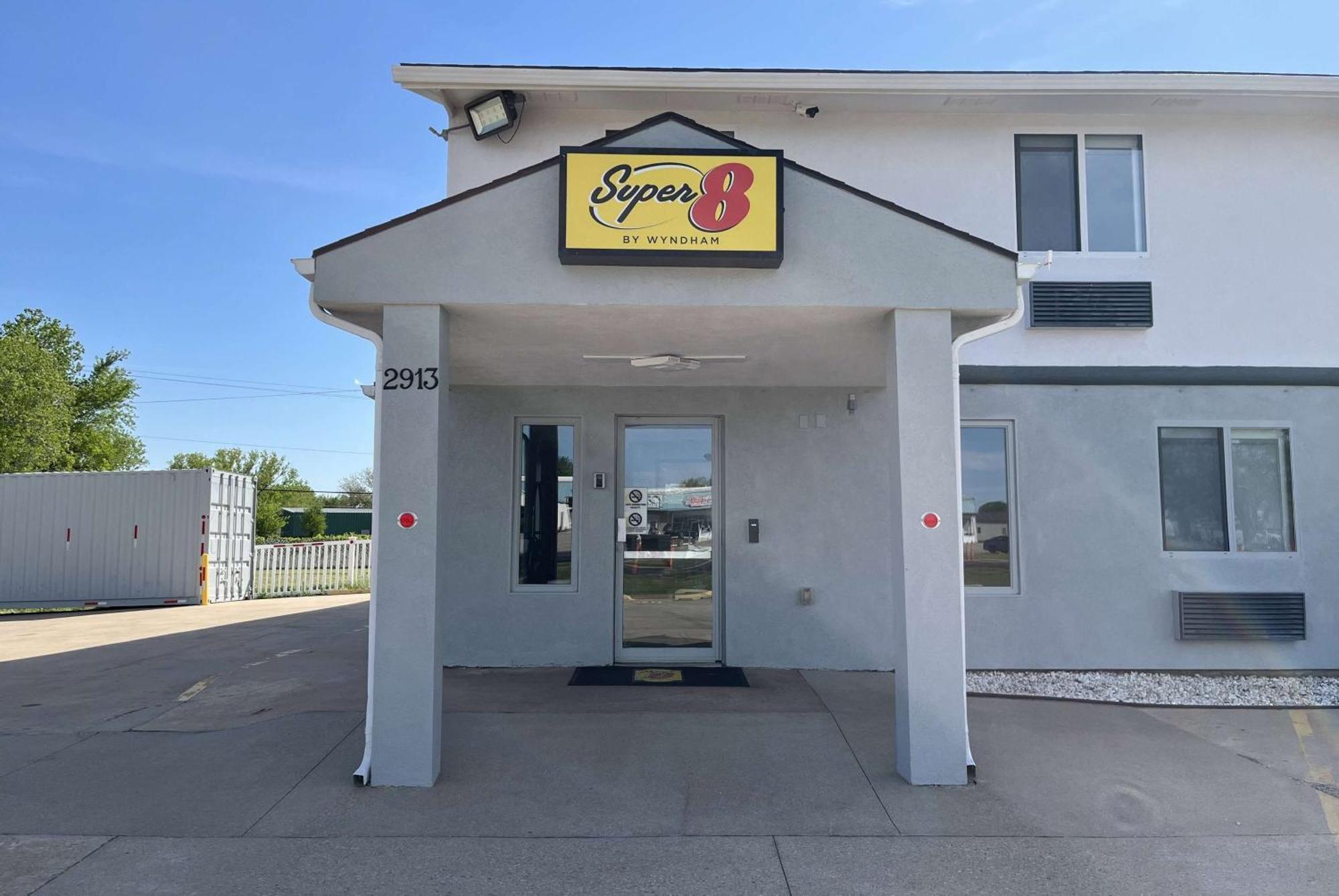 Super 8 By Wyndham Emporia Motel Exterior photo