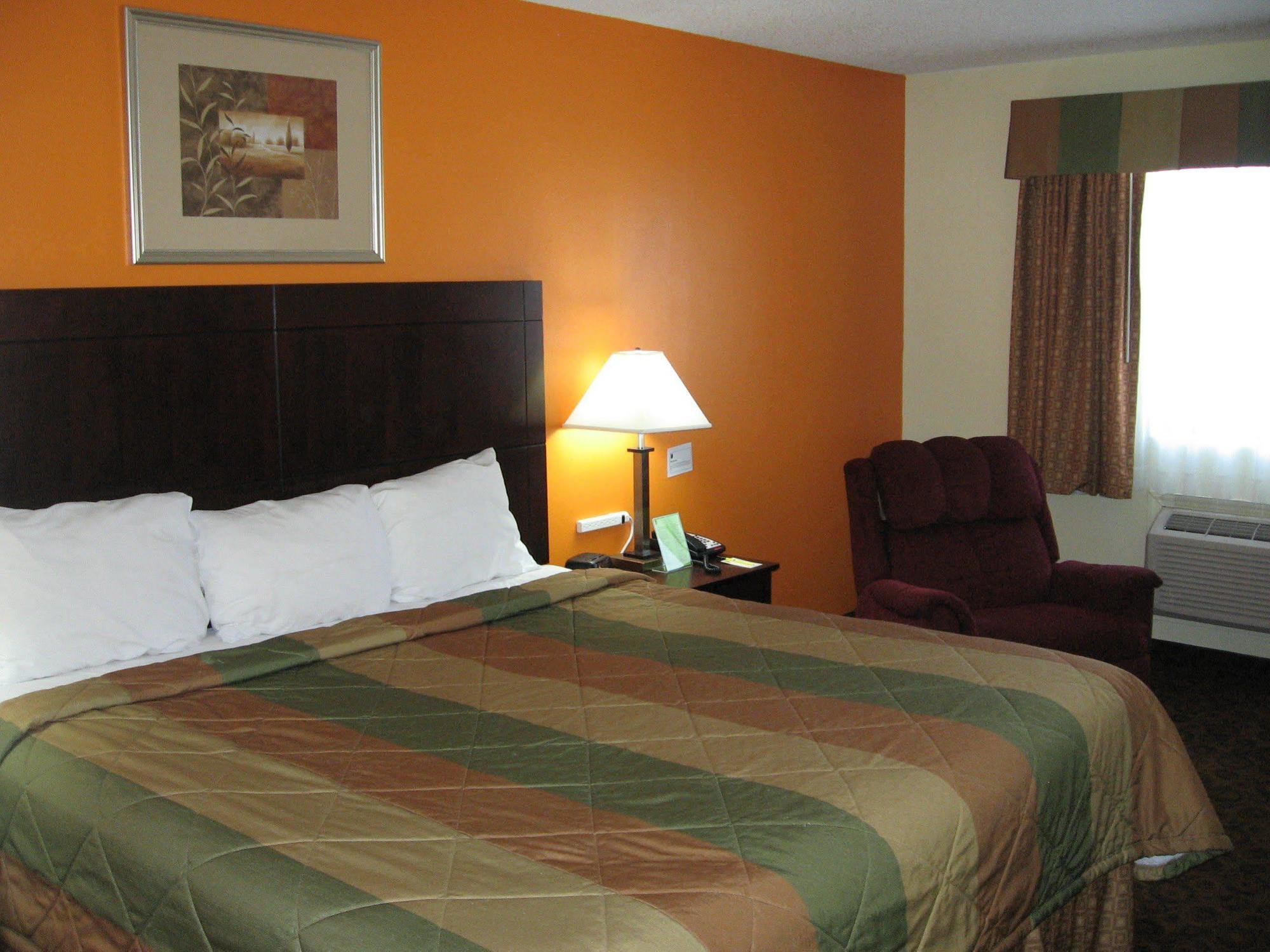 Super 8 By Wyndham Emporia Motel Exterior photo